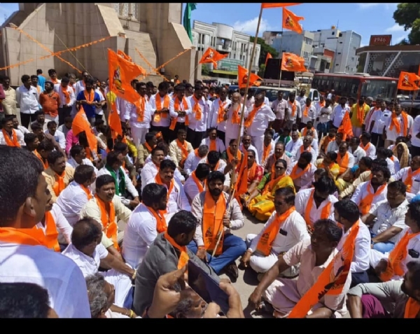 ಬಳ್ಳಾರಿ : ಕುರುಬರನ್ನು ಎಸ್ಟಿಗೆ ಸೇರ್ಪಡೆ ವಿರೋಧಿಸಿ ನಗರದಲ್ಲಿ ಭಾರೀ ಪ್ರತಿಭಟನೆ ; ಸರ್ಕಾರಕ್ಕೆ ಮನವಿ