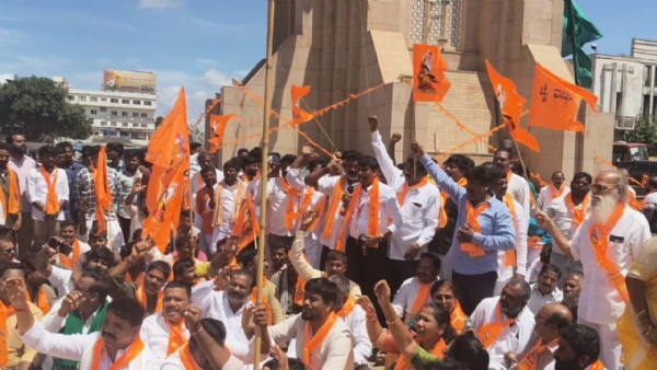 ಬಳ್ಳಾರಿ : ಕುರುಬರನ್ನು ಎಸ್ಟಿಗೆ ಸೇರ್ಪಡೆ ವಿರೋಧಿಸಿ ನಗರದಲ್ಲಿ ಭಾರೀ ಪ್ರತಿಭಟನೆ ; ಸರ್ಕಾರಕ್ಕೆ ಮನವಿ