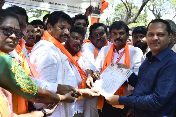 ಬಳ್ಳಾರಿ : ಕುರುಬರನ್ನು ಎಸ್ಟಿಗೆ ಸೇರ್ಪಡೆ ವಿರೋಧಿಸಿ ನಗರದಲ್ಲಿ ಭಾರೀ ಪ್ರತಿಭಟನೆ ; ಸರ್ಕಾರಕ್ಕೆ ಮನವಿ