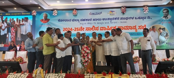 ಚಿತ್ರ ; ಕೋಲಾರ ಜಿಲ್ಲೆಯ ಮಾಲೂರು ತಾಲ್ಲೂಕಿನ ತೋರ್ನಹಳ್ಳಿ, ಮುಳಬಾಗಿಲು ತಾಲ್ಲೂಕಿನ ಆವಣಿ ಹಾಗೂ ಕೋಲಾರ ನಗರದ ವಿವಿಧ ಪ್ರದೇಶಗಳಿಗೆ ಭೇಟಿ ನೀಡಿ ಸಮೀಕ್ಷಾ ಕಾರ್ಯವನ್ನು ಜಿಲ್ಲಾಧಿಕಾರಿ ಡಾ. ಎಂ ಆರ್ ರವಿ ಪರಿಶೀಲಿಸಿದರು.