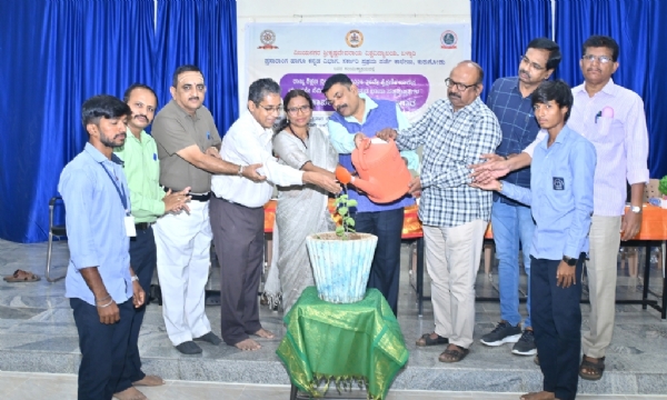 ಪಠ್ಯಪುಸ್ತಕಗಳು ವಿದ್ಯಾರ್ಥಿಗಳ ಜ್ಞಾನಾರ್ಜನೆಗೆ ಪೂರಕ: ಕುಲಸಚಿವ