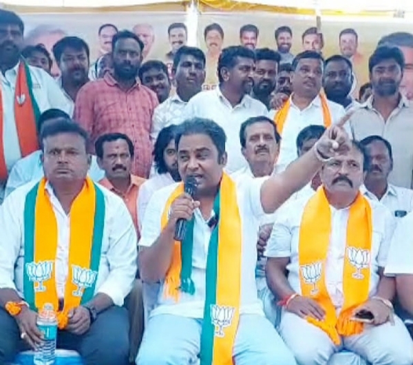 ಚಿತ್ರ: ಮಾಲೂರಿನಲ್ಲಿ ಮಾಜಿ ಶಾಸಕ ಮಂಜುನಾಥಗೌಡ ಪತ್ರಿಕಾಗೋಷ್ಠಿಯಲ್ಲಿ ಮಾತನಾಡಿದರು.