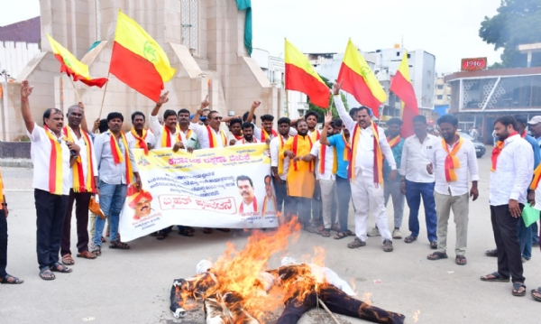 ಕರವೇ ಕಾರ್ಯಕರ್ತರ ವಿರುದ್ಧದ ಪ್ರಕರಣಗಳನ್ನು ರದ್ದು ಮಾಡಿ, ಬಿಡುಗಡೆಗೆ ಆಗ್ರಹಿಸಿ ಪ್ರತಿಭಟನೆ