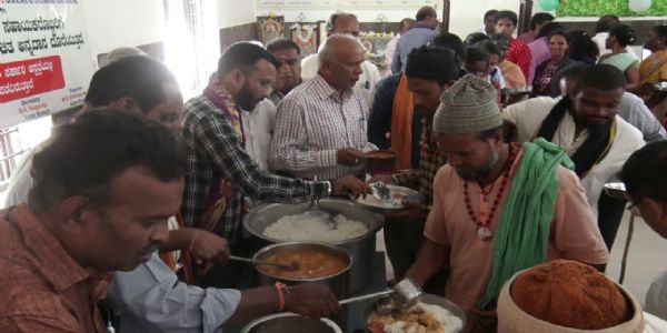 ಹಸಿದ ಹೊಟ್ಟೆಗಳಿಗೆ ಅನ್ನ ನೀಡಿ ಸಾರ್ಥಕ ಸೇವೆ ಸಲ್ಲಿಸುತ್ತಿರುವ ವಾಸವಿ ಟ್ರಸ್ಟ್
