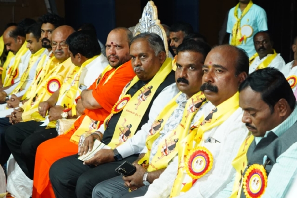 ಕೋಲಾರದಲ್ಲಿ ಕನಕ ಸರ್ಕಾರಿ ನೌಕರರ ಸಂಘದ ಆಶ್ರಯದಲ್ಲಿ ನಡೆದ ಪ್ರತಿಭಾ ಪುರಸ್ಕಾರ ಕಾರ್ಯಕ್ರಮದಲ್ಲಿ ಮುಖ್ಯ ಮಂತ್ರಿಗಳ ಮಾಧ್ಯಮ ಸಲಹೆಗಾರ ಕೆ.ವಿ. ಪ್ರಭಾಕರ್ ಹಾಗೂ ಇತರರು ಪಾಲ್ಗೊಂಡಿದ್ದರು.