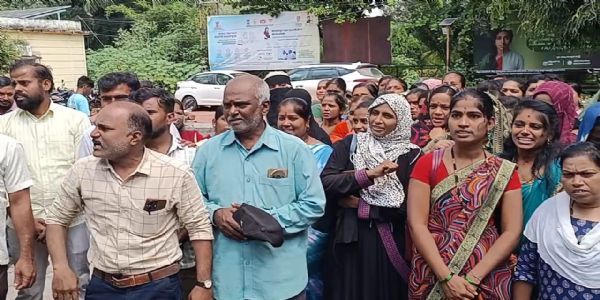 ವೇತನಕ್ಕಾಗಿ ಆಗ್ರಹಿಸಿ ನೌಕರರ ಪ್ರತಿಭಟನೆ