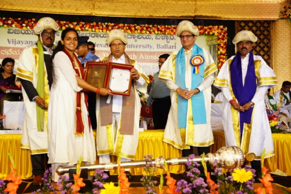 ವಿಶ್ವವಿದ್ಯಾಲಯಗಳು ಗುಣಮಟ್ಟದ ಶಿಕ್ಷಣ ಒದಗಿಸುವುದರ ಜೊತೆಗೆ ಪರಿಸರ ಸಂರಕ್ಷಣೆ, ಸ್ವಚ್ಛತಾ ಅಭಿಯಾನ ಕೈಗೊಳ್ಳಿ