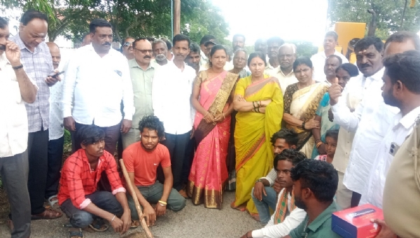ಚಿತ್ರ : ಕೆಜಿಎಫ್ ನಗರಸಭೆ ವ್ಯಾಪ್ತಿಯ ವಾರ್ಡ್ ೯ರ ಆರ್.ಅಂಡ್ ಡಿ ಬಡವಾಣೆಯಲ್ಲಿ ನಗರೋತ್ತನ ಯೋಜನೆಯಡಿ ಬಿಡುಗಡೆಗೊಂಡಿರುವ ೨೦ ಲಕ್ಷ ವೆಚ್ಚದಲ್ಲಿ ನಿರ್ಮೀಸಲು ಉದ್ದೇಶಿಸಿರುವ ಸಿಸಿ ರಸ್ತೆ ಕಾಮಗಾರಿಗೆ ಶಾಸಕಿ ರೂಪಕಲಾ ಶಶಿಧರ್ ಭೂಮಿ ಪೂಜೆ ನೆರವೇರಿಸದರು.