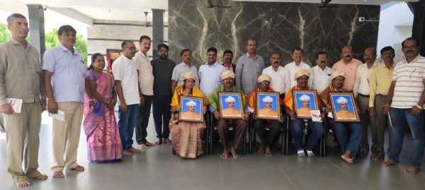 ಚಿತ್ರ : ಸೇವಾದಳದಿಂದ ಕೊಡಮಾಡುವ ೨೦೨೪-೨೫ನೇ ಸಾಲಿನ ಅತ್ಯುತ್ತಮ ಶಿಕ್ಷಕ ಪ್ರಶಸ್ತಿಗೆ ಭಾಜನರಾದ ಶಿಕ್ಷಕರನ್ನು ಸಮಾಜಸೇವಕ ಸಿಎಂಆರ್.ಶ್ರೀನಾಥ್ ಕೋಲಾರದಲ್ಲಿ ಸನ್ಮಾನಿಸಿದರು