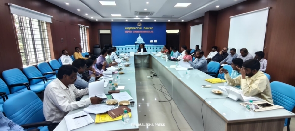 ಚಿತ್ರ : ಕೋಲಾರ ಜಿಲ್ಲಾಧಿಕಾರಿಗಳ ಸಭಾಂಗಣದಲ್ಲಿ ನಡೆದ ನಗರಸಭೆ, ಪುರಸಭೆ, ಪಟ್ಟಣ ಪಂಚಾಯತಿ ಮುಖ್ಯ ಅಧಿಕಾರಿಗಳ ಸಭೆಯಲ್ಲಿ ಜಿಲ್ಲಾಧಿಕಾರಿ ಡಾ.ಎಂ.ಆರ್. ರವಿ ಮಾತನಾಡಿದರು.