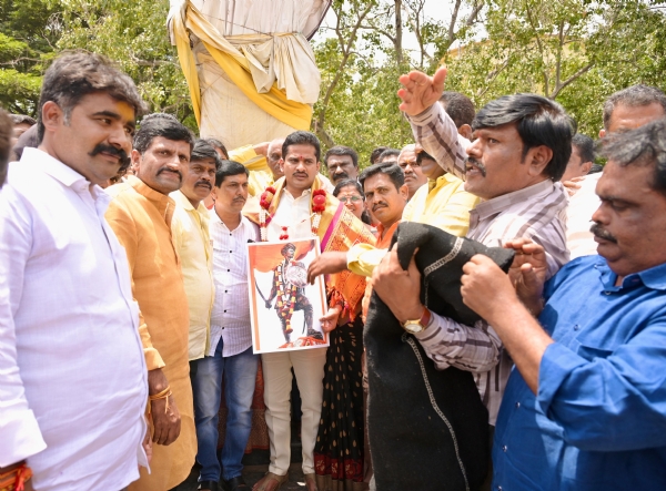 ಬಳ್ಳಾರಿ : ಸಂಗೊಳ್ಳಿ ರಾಯಣ್ಣರ ಕಂಚಿನ ಪುತ್ಥಳಿ