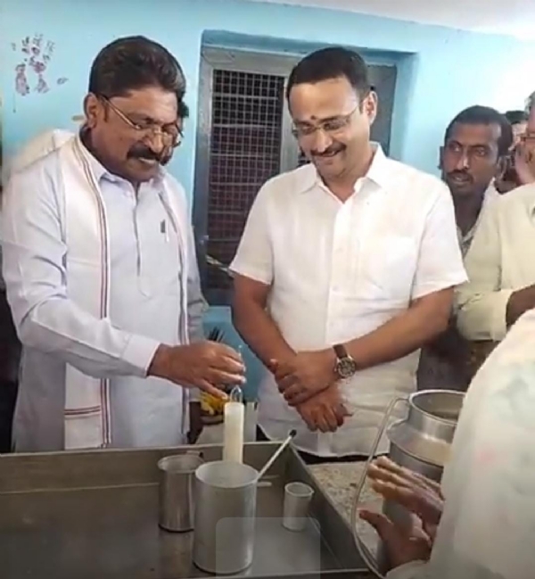 ಕೋಲಾರ ತಾಲ್ಲೂಕಿನ ಹುತ್ತೂರು ಗ್ರಾಮದಲ್ಲಿ ಶಾಸಕ ಎಸ್.ಎನ್.ನಾರಾಯಣಸ್ವಾಮಿ ಹಾಲು ಉತ್ಪಾದಕರ ಸಂಘ ಉದ್ಘಾಟಿಸಿದರು.