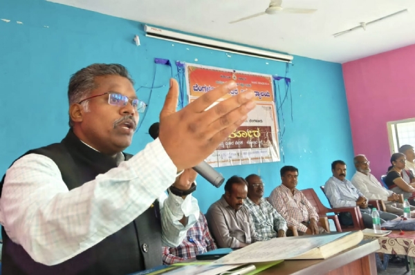 ಕೋಲಾರ ಜಿಲ್ಲೆ ವೇಮಗಲ್ ಸರ್ಕಾರಿ ಕಾಲೇಜಿನಲ್ಲಿ ಕೋಲಾರ ಜಿಲ್ಲಾ ಚಕೋರ ಬಳಗ ಬೂಕರ್ ವಿಜೇತ ಸಾಹಿತಿ ಬಾನುಮುಷ್ತಾಕ್ ಅವರ ಕಥೆಗಳ ಸಾಂಸ್ಕೃತಿಕ ಅನನ್ಯತೆ ಕುರಿತು ಡಾ. ಕುಪ್ಪಳ್ಳಿ ಭೈರಪ್ಪ ಮಾತನಾಡಿದರು.