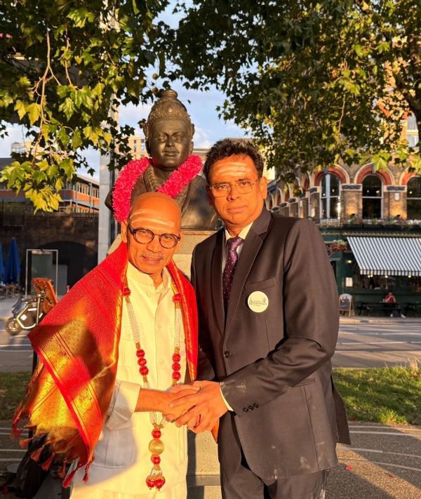ಲಂಡನ್‌ನಲ್ಲಿ ಬಸವಣ್ಣ ಪುತ್ಥಳಿಗೆ ಪುಷ್ಪನಮನ