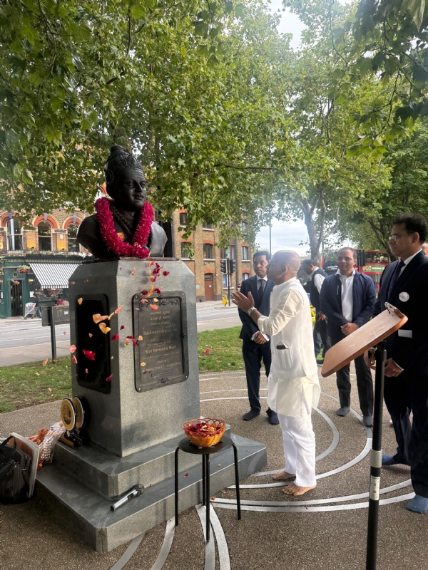 ಲಂಡನ್‌ನಲ್ಲಿ ಬಸವಣ್ಣ ಪುತ್ಥಳಿಗೆ ಪುಷ್ಪನಮನ