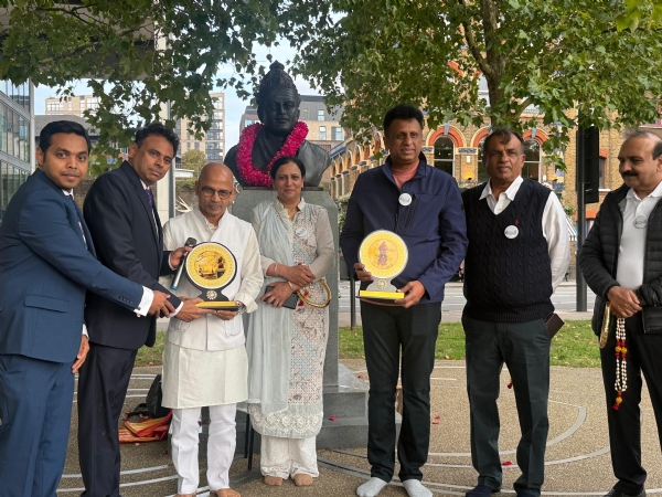 ಲಂಡನ್‌ನಲ್ಲಿ ಬಸವಣ್ಣ ಪುತ್ಥಳಿಗೆ ಪುಷ್ಪನಮನ