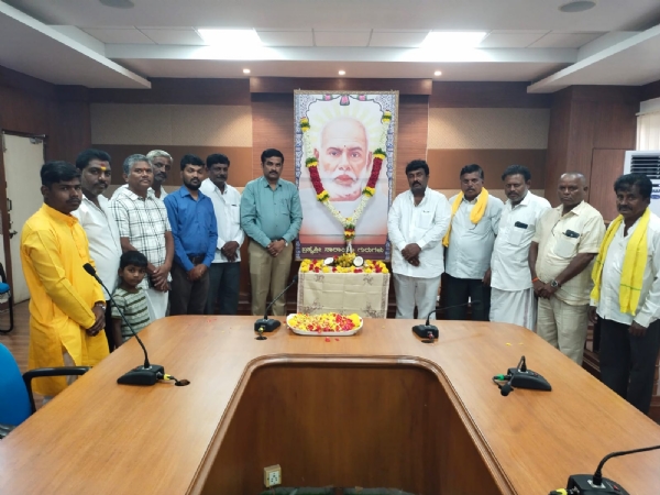 ಬ್ರಹ್ಮಶ್ರೀ ನಾರಾಯಣಗುರು ಜಯಂತಿ  : ಜಿಲ್ಲಾಡಳಿತದಿಂದ ಪುಷ್ಪ ನಮನ