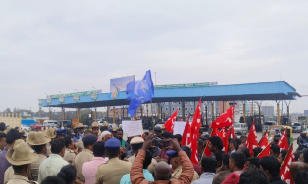 ಕೋಲಾರ ಜಿಲ್ಲೆಯ ಮಾಲೂರು ತಾಲ್ಲೂಕಿನ ವೆರ್ಗಾ ಅಟ್ಯಾಚ್‌ಮೆಂಟ್ ಲಿಮಿಟೆಡ್ ಕೈಗಾರಿಕೆಯ ಮುಂದೆ ಕಾರ್ಮಿಕರು ಶನಿವಾರ ಪ್ರತಿಭಟನೆ ನಡೆಸಿದರು.