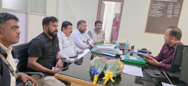 ಕರ್ನಾಟಕ ರಾಜ್ಯ ಸರ್ಕಾರಿ ನೌಕರರ ಸಂಘದ ಜಿಲ್ಲಾಧ್ಯಕ್ಷರಾದ ಎ. ಅಜಯ್ ಕುಮಾರ್ ಅವರ ನೇತೃತ್ವದ ನಿಯೋಗವು ಕೋಲಾರ ಜಿಲ್ಲಾ ಖಜಾನೆ ಅಧಿಕಾರಿಗಳಾದ ಮಹೇಂದ್ರ ಅವರನ್ನು ಭೇಟಿ ಮಾಡಿ ಶಿಕ್ಷಕರ ವೇತನ ವಿಳಂಬದ ಕುರಿತು ಚರ್ಚೆ ನಡೆಸಲಾಯಿತು.