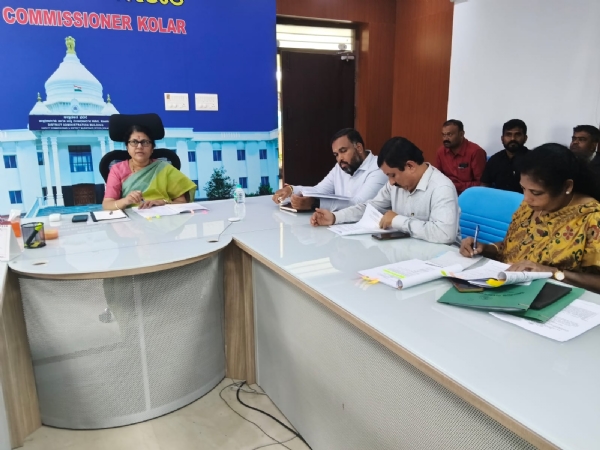 ಚಿತ್ರ ; ಕೋಲಾರ ಜಿಲ್ಲಾಧಿಕಾರಿಗಳ ಕಛೇರಿಯ ಸಭಾಂಗಣದಲ್ಲಿ ಹಮ್ಮಿಕೊಳ್ಳಲಾಗಿದ್ದ ೨೦೨೫-೨೬ನೇ ರಾಜ್ಯ ಸರ್ಕಾರಿ ನೌಕರರ ಜಿಲ್ಲಾಮಟ್ಟದ ಕ್ರೀಡಾಕೂಟ ಸಂಘಟಿಸುವ ಸಂಬಂಧ ಹಮ್ಮಿಕೊಳ್ಳಲಾದ ಪೂರ್ವಭಾವಿ ಸಭೆಯ ಅಧ್ಯಕ್ಷತೆ ವಹಿಸಿ ಅಪರ ಜಿಲ್ಲಾಧಿಕಾರಿ ಎಸ್.ಎಂ. ಮಂಗಳ ಮಾತನಾಡಿದರು.