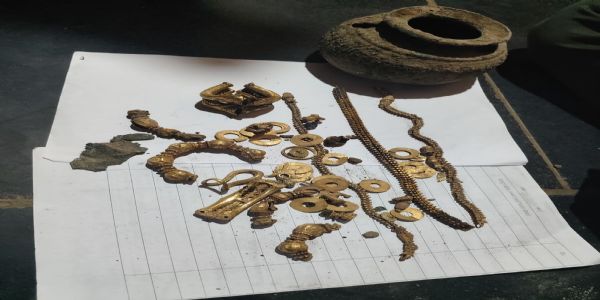 ನಿಧಿ ಬೇಡ, ಚಿನ್ನವೂ ಬೇಡ ; ಮನೆ ಕಟ್ಟಿಕೊಡಲು ಕುಟುಂಬದ ಆಗ್ರಹ