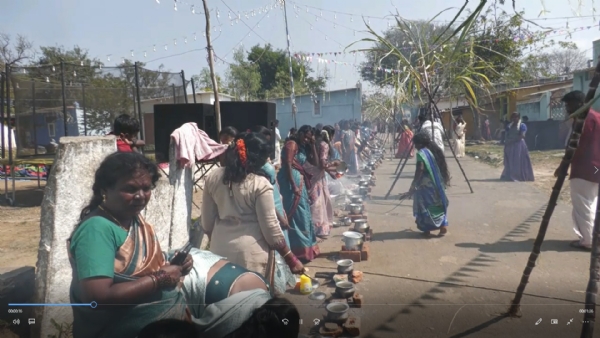 ಕೆಜಿಎಫ್ ನಗರದಲ್ಲಿ ಗುರುವಾರ ಸಂಕ್ರಾ0ತಿ ಹಬ್ಬದ ಅಂಗವಾಗಿ ಮಹಿಳೆಯರು ಸಾಮೂಹಿಕವಾಗಿ ಪೊಂಗಲ್ ತಯಾರಿಸಿ ಹಂಚಿದರು. ಕೆಜಿಎಫ್ ನಗರದಲ್ಲಿ ಗುರುವಾರ ಸಂಕ್ರಾ0ತಿ ಹಬ್ಬದ ಅಂಗವಾಗಿ ಮಹಿಳೆಯರು ಸಾಮೂಹಿಕವಾಗಿ ಪೊಂಗಲ್ ತಯಾರಿಸಿ ಹಂಚಿದರು.