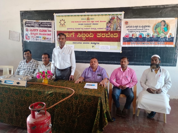 ಕೋಲಾರ ನಗರದ ರಮಹತ್ ನಗರ, ಜೂಹಳ್ಳಿ ಕ್ಲಸ್ಟರ್ ಶಾಲೆಗಳ ಅಡುಗೆ ಸಿಬ್ಬಂದಿಗಾಗಿ ರಹಮತ್ ನಗರ ಶಾಲೆಯಲ್ಲಿ ಹಮ್ಮಿಕೊಂಡಿದ್ದ ಕಾರ್ಯಾಗಾರದಲ್ಲಿ ತಾಲ್ಲೂಕು ಬಿಸಿಯೂಟ ಸಹಾಯಕ ನಿರ್ದೇಶಕ ಸುಬ್ರಮಣಿ ಮಾತನಾಡಿದರು.