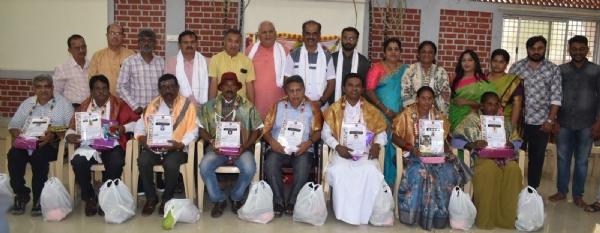 ಚಿತ್ರ ; ಮನ್ವಂತರ ಪ್ರಕಾಶನದಿಂದ ಸಾಮರಸ್ಯ ಸಾರುವ ಸಂಕ್ರಾಂತಿ ಹಬ್ಬವನ್ನು ಕೋಲಾರದಲ್ಲಿ ಆಚರಿಸಲಾಯಿತು.