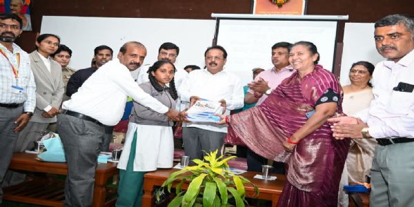 ಎಸ್‌ಎಸ್‌ಎಲ್‌ಸಿ ಪರೀಕ್ಷಾರ್ಥಿಗಳಿಗೆ ಕಲಿಕಾ ಮಿತ್ರ ಪುಸ್ತಕ ವಿತರಣೆ