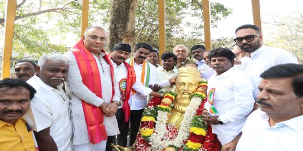 ತಿರುವಳ್ಳುವರ್ ಪ್ರತಿಮೆಗೆ ಸಚಿವ ದಿನೇಶ್ ಗುಂಡೂರಾವ್ ಮಾಲಾರ್ಪಣೆ