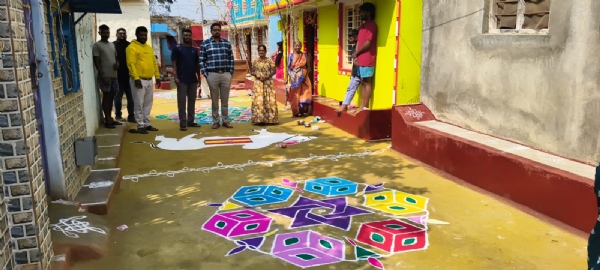 ಚಿತ್ರ - ಕೆಜಿಎಫ್ ನಗರದಲ್ಲಿ ಸಂಕ್ರಾಂತಿ ಹಬ್ಬದ ಅಂಗವಾಗಿ ಕೆಎನ್‌ಜೆಎಸ್ ಬ್ಲಾಕ್‌ನಲ್ಲಿ ಮಹಿಳೆಯರಿಗಾಗಿ ಶುಕ್ರವಾರ ರಂಗೋಲಿ ಏರ್ಪಡಿಸಲಾಗಿತ್ತು.