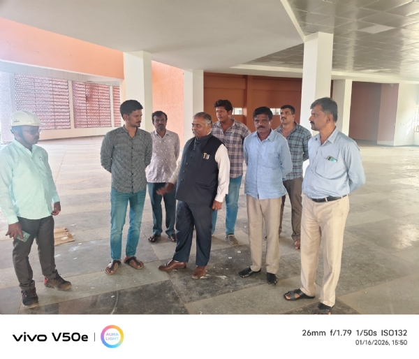 ಶಿಡ್ಲಘಟ್ಟ ತಾಲ್ಲೂಕಿನ ಜಂಗಮಕೋಟೆ ಕ್ರಾಸ್ ಬಳಿ ನೂತನವಾಗಿ ನಿರ್ಮಾಣ ವಾಗುತಿರುವ ಅಮರಾವತಿ ಕ್ಯಾಂಪಸ್ನಲ್ಲಿನ ಕಟ್ಟಡ ನಿರ್ಮಾಣ ಕಾಮಗಾರಿಯನ್ನು ಬೆಂಗಳೂರು ಉತ್ತರ ವಿ ವಿ ಯ ಕುಲಪತಿ ಡಾ.ಬಿ.ಕೆ.ರವಿ ಪರಿಶೀಲಿ