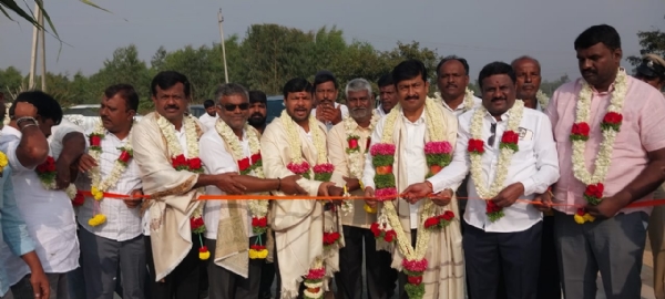 ಕೋಲಾರ ತಾಲ್ಲೂಕಿನ ನಾಗಲಾಪುರ ಗ್ರಾಮದ ಜಾತ್ರಾ ವಿಶೇಷವಾಗಿ ಮುಖ್ಯಮಂತ್ರಿಗಳ ವಿಶೇಷ ಅನುದಾನದಲ್ಲಿ ೮೦ ಲಕ್ಷ ರೂಗಳ ವೆಚ್ಚದ ಸಿಸಿ ರಸ್ತೆಯನ್ನು ಶಾಸಕ ಕೊತ್ತೂರು ಮಂಜುನಾಥ್ ಉದ್ಘಾಟಿಸಿದರು