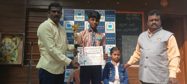ವಿದ್ಯಾರ್ಥಿ ಧೀರಜ್ ಗೌಡರನ್ನು ಶ್ರೀ ಬಾಬಾ ವಿದ್ಯಾ ಸಂಸ್ಥೆಯ ಶಾಲಾ ಆಡಳಿತಮಂಡಳಿ ಅಭಿನಂದಿಸಿದರು.
