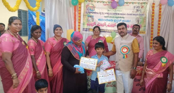 ಕೋಲಾರದ ಕಮಲ ಮಹಡಿ ಸರ್ಕಾರಿ ಹಿರಿಯ ಪ್ರಾಥಮಿಕ ಶಾಲೆಯಲ್ಲಿ ನಡೆದ ಕಲಿಕಾ ಹಬ್ಬದಲ್ಲಿ ವಿಜೇತ ವಿದ್ಯಾರ್ಥಿಗಳಿಗೆ ಬಹುಮಾನಗಳನ್ನು ವಿತರಿಸಲಾಯಿತು.