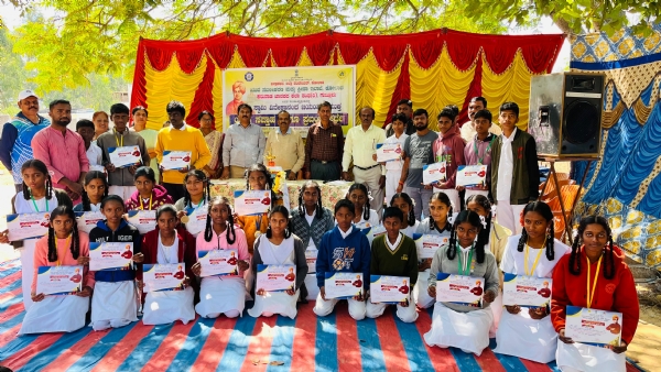 ಮುಳಬಾಗಿಲು ತಾಲ್ಲೂಕಿನ ಎಂ.ಅಗ್ರಹಾರ ಜಯ ಪ್ರಕಾಶ್ ನಾರಾಯಣ ಪ್ರೌಢ ಶಾಲೆಯಲ್ಲಿ ಸ್ವಾಮಿ ವಿವೇಕಾನಂದ ಜಯಂತಿ ಪ್ರಯುಕ್ತ ಯುವ ಸಪ್ತಾಹ ಹಾಗೂ ಪ್ರಬಂಧ ಸ್ಪರ್ಧೆ ಕಾರ್ಯಕ್ರಮ ನಡೆಯಿತು.