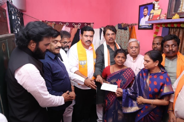 ರಾಜಶೇಖರರೆಡ್ಡಿ ತಾಯಿಗೆ 10 ಲಕ್ಷ ಪರಿಹಾರ : ಸಿಬಿಐ ತನಿಖೆಗೆ ಪಟ್ಟು