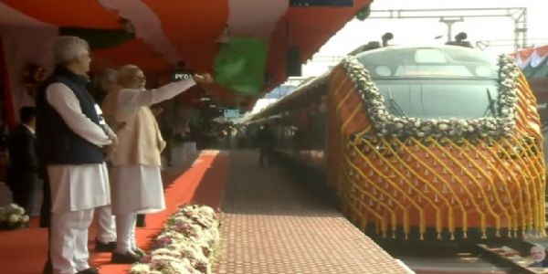 ದೇಶದ ಮೊದಲ ವಂದೇ ಭಾರತ್ ಸ್ಲೀಪರ್ ರೈಲಿಗೆ ಪ್ರಧಾನಿ ಹಸಿರು ನಿಶಾನೆ
