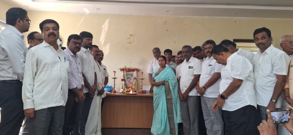 ಚಿತ್ರ ; ಕೆಜಿಎಫ್ ತಾಲ್ಲೂಕು ಆಡಳಿತವತಿಯಿಂದ ಹಮ್ಮಿಕೊಂಡಿದ್ದ ೬೧೪ ನೇ ವೇಮನ ಜಯಂತಿ ಹಿನ್ನಲೆ ವೇಮನರ ಭಾವಚಿತ್ರಕ್ಕೆ ಮಾರ್ಲಾಪಣೆ ಶಾಸಕಿ ರೂಪಕಲಾಶಶಿಧರ್ ಮಾಡಿ ಮಾತನಾಡಿದರು.