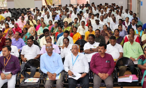 ಕೊಪ್ಪಳ  : ನಿಸ್ವಾರ್ಥದಿಂದ ಜನರ ಸೇವೆ ಮಾಡಬೇಕು - ಡಿ.ಆರ್. ಪಾಟೀಲ