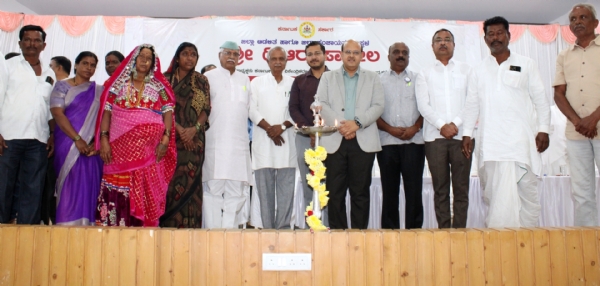 ಕೊಪ್ಪಳ  : ನಿಸ್ವಾರ್ಥದಿಂದ ಜನರ ಸೇವೆ ಮಾಡಬೇಕು - ಡಿ.ಆರ್. ಪಾಟೀಲ