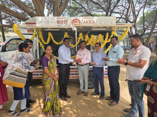 ಹಂಪಿಯ ವಿಜಯ ವಿಠಲ ದೇವಾಲಯ ಮುಂದೆ ಅಕ್ಕ ಕ್ಯಾಂಟಿನ್ ಶುಭಾರಂಭ.