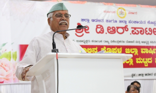 ಕೊಪ್ಪಳ  : ನಿಸ್ವಾರ್ಥದಿಂದ ಜನರ ಸೇವೆ ಮಾಡಬೇಕು - ಡಿ.ಆರ್. ಪಾಟೀಲ