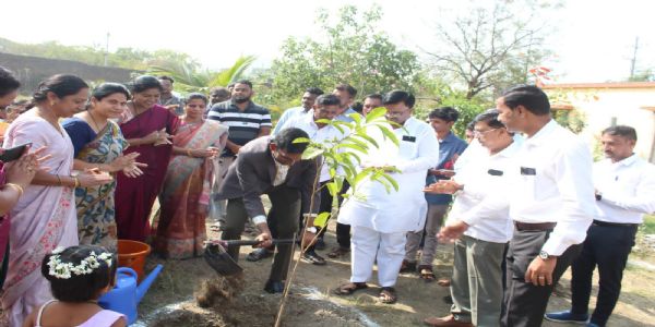 ವಿಜಯಪುರದಲ್ಲಿ ಮಕ್ಕಳೊಂದಿಗೆ ಹೊಸ ವರ್ಷಾಚರಣೆ