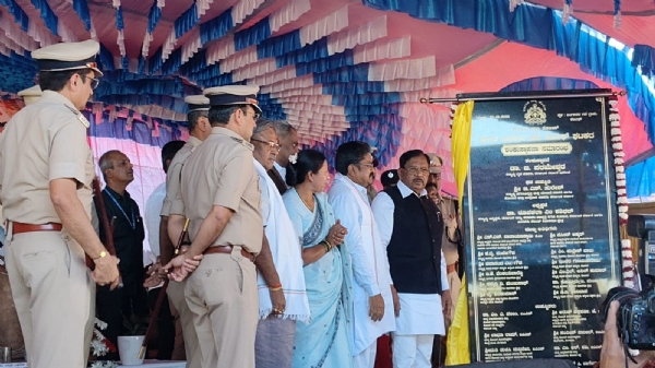 ಕೆಜಿಎಫ್ ನಗರದಲ್ಲಿ ನಿರ್ಮಾಣವಾಗಲಿರುವ ರಾಜ್ಯ ಪೊಲೀಸ್ ಮೀಸಲು ಪಡೆಯ ವಸತಿ ಗೃಹಗಳಿಗೆ ಗೃಹ ಸಚಿವ ಡಾ.ಪರಮೇಶ್ವರ್ ಶಂಕುಸ್ಥಾಪನೆ ಮಾಡಿದರು.