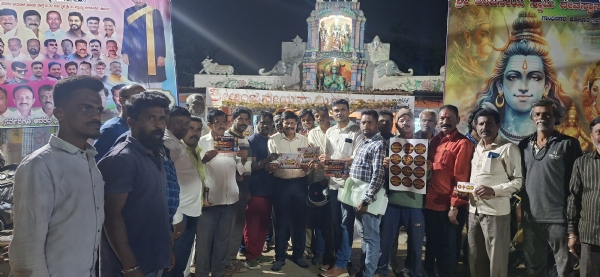 ಚಿತ್ರ - ಕೋಲಾರದ ಗಾಂಧಿನಗರದ ಆಂಜನೇಯಸ್ವಾಮಿ ಆವರಣದಲ್ಲಿ ಹಮ್ಮಿಕೊಂಡಿದ್ದ ಹಿಂದೂ ಸಮಾಜೋತ್ಸವದ ಪೂರ್ವಭಾವಿ ಸಭೆಯಲ್ಲಿ ನಗರಸಭೆ ಮಾಜಿ ಉಪಾಧ್ಯಕ್ಷ ಪ್ರವೀಣ್‌ಗೌಡ ಹಿಂದೂ ಸಮಾಜೋತ್ಸವ ಕಾರ್ಯಕ್ರಮದ ಬಗ್ಗೆ ಆಹ್ವಾನ ಪತ್ರಿಕೆಗಳನ್ನು ನೀಡಿದರು.