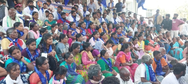 ಚಿತ್ರ : ಕೋಲಾರ ತಹಸೀಲ್ದಾರ್ ನಯನ ವಿರುದ್ದ ಜಿಲ್ಲಾ ವಾಲ್ಮೀಕಿ ನಾಯಕ ಸಂಘಟನೆಗಳ ಸಮನ್ವಯ ಸಮಿತಿ ನೇತೃತ್ವದಲ್ಲಿ ಕೋಲಾರ ತಹಶಿಲ್ದಾರ್ ಕಛೇರಿ ಮುಂದೆ ಬೃಹತ್ ಪ್ರತಿಭಟನೆ