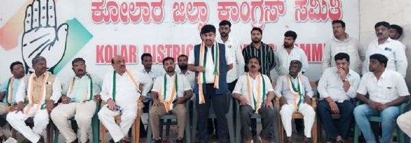 ಚಿತ್ರ - ಕೋಲಾರ ನಗರದ ಜಿಲ್ಲಾ ಕಾಂಗ್ರೆಸ್ ಕಛೇರಿಯಲ್ಲಿ ಶನಿವಾರ ಕಾಂಗ್ರೆಸ್ ಎಸ್ಟಿ ಘಟಕದ ಸಂಘಟನಾ ಸಭೆಯಲ್ಲಿ ಭಾಗವಹಿಸಿ ಮಾತನಾಡಿದ ಎಐಸಿಸಿ ಆದಿವಾಸಿ ವಿಭಾಗದ ರಾಷ್ಟ್ರೀಯ ಸಂಯೋಜಕ ಶೋಭನ್ ಬಾಬು.