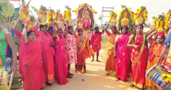 ಚಿತ್ರ- ಕೋಲಾರ ತಾಲೂಕಿನ ವೇಮಗಲ್ ಪಟ್ಟಣದ ಸುಣ್ಣಕಲ್ಲುಗೂಡು ಗ್ರಾಮದಲ್ಲಿ ಓಂ ಶಕ್ತಿ ಅಮ್ಮನವರ ಮೊದಲನೇ ವರ್ಷದ ವಾರ್ಷಿಕೋತ್ಸವ ನಡೆಯಿತು.