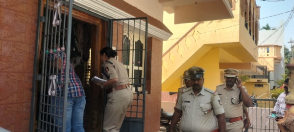 ಕೊಟ್ಟೂರಲ್ಲಿ ತ್ರಿವಳಿ ಕೊಲೆ : ಮೂರೂ ಶವಗಳು ಪೋಸ್ಟ್ಮಾರ್ಟ್ಂಗೆ ಕೊಟ್ಟೂರಲ್ಲಿ ತ್ರಿವಳಿ ಕೊಲೆ : ಮೂರೂ ಶವಗಳು ಪೋಸ್ಟ್ಮಾರ್ಟ್ಂಗೆ